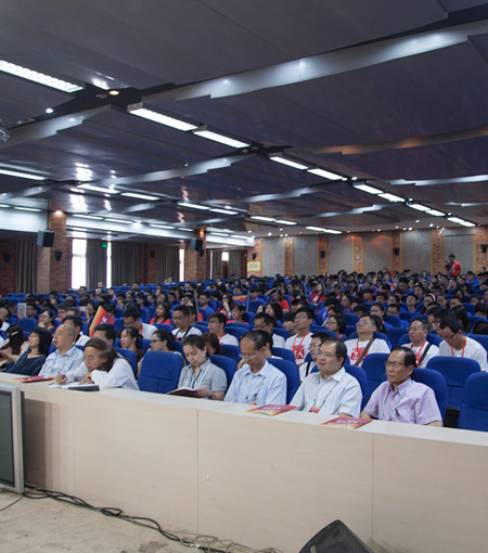 图1第五届全国中学生领导力展示会参赛学生挤老师